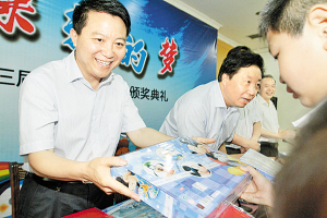 商丘市第一人民医院院长韩传恩为获奖小朋友颁奖.jpg