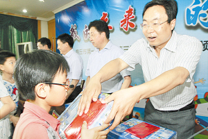 京九晚报副总编辑潘中华为获奖小朋友颁奖.jpg